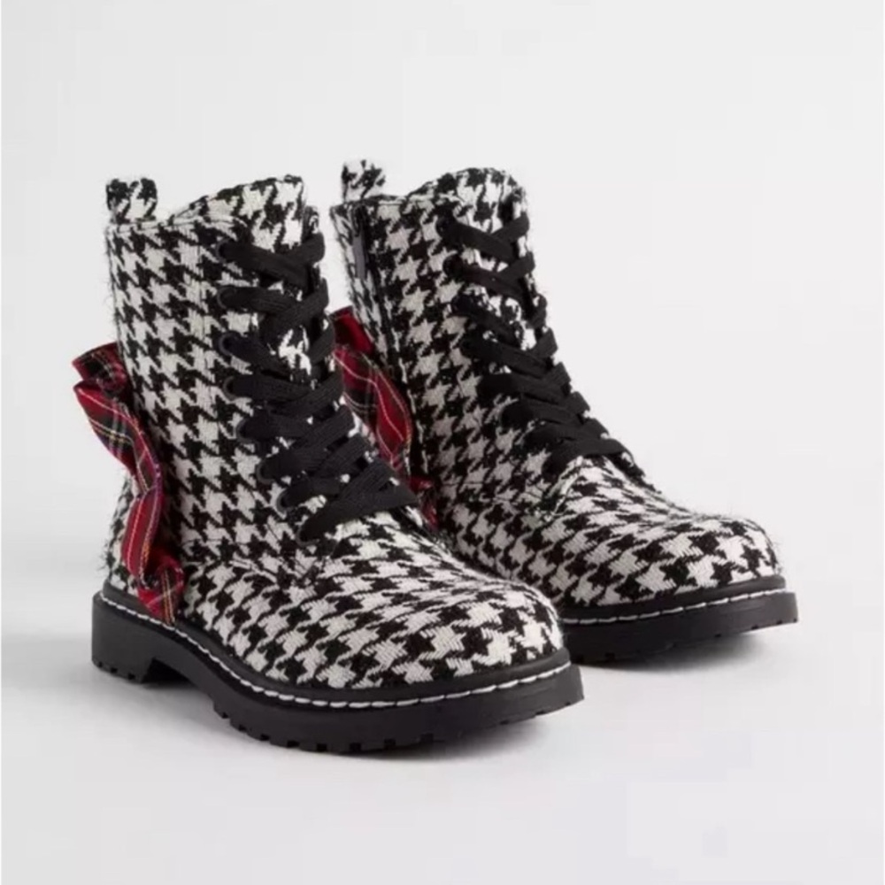 Houndstooth Combat Boots with Red Plaid Detail
siz 11WW